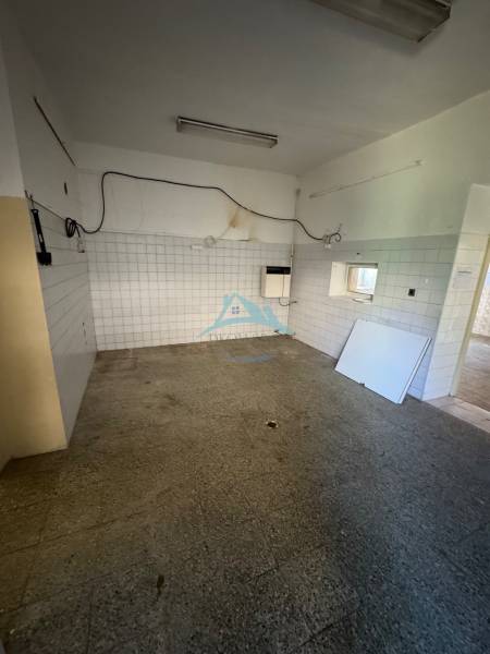 Üres belső tér csempézett és betonpadlóval kereskedelmi helyiségben.