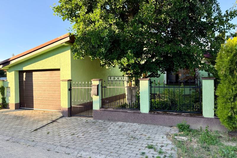 Családi ház a Pozsony-Püspöki Újkertek VII-ben, előkert, kerítés, garázs.