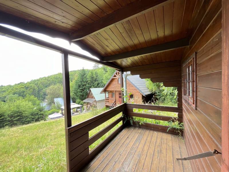 Családi ház fa verandája Štefultovban, kilátással az erdős környékre.