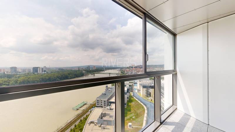 Kilátás a folyóra és Pozsony panorámájára egy 4 szobás lakás erkélyéről.