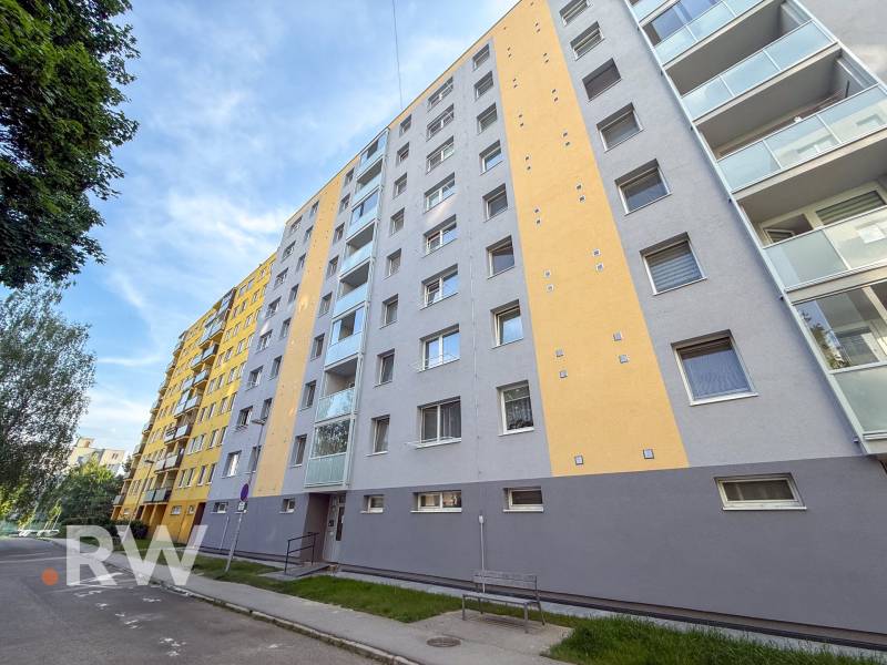 Többemeletes panelház erkélyekkel a Trenčín-i Kijevi utcában.