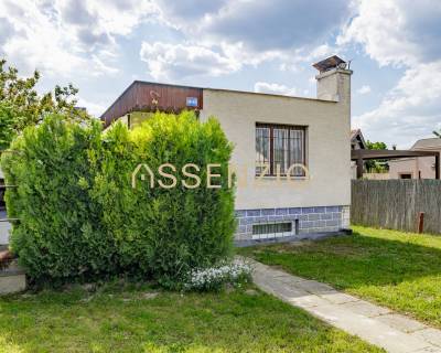 Családi ház a Mokráň záhon utcában, Pozsony-Ružinovban, zölddel és gyepes területtel körülvéve.