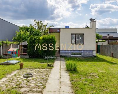 Családi ház Mokráň záhonban, Pozsony-Ružinovban, gondozott kerttel és fákkal.
