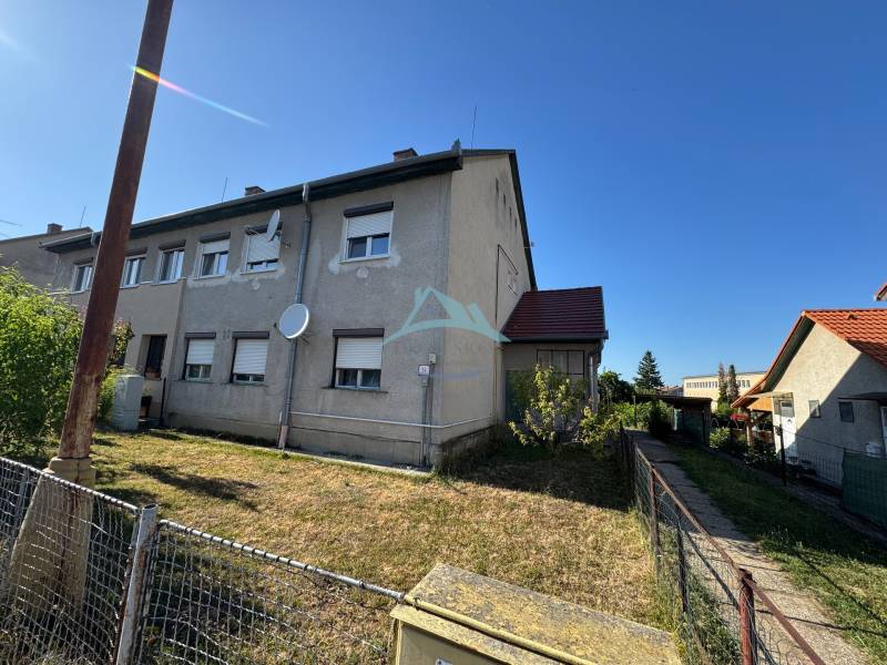 A béke védelmezői utcában található 3 szobás lakás külső része Ipolyságban, műholdas antennával és gyepfelülettel.