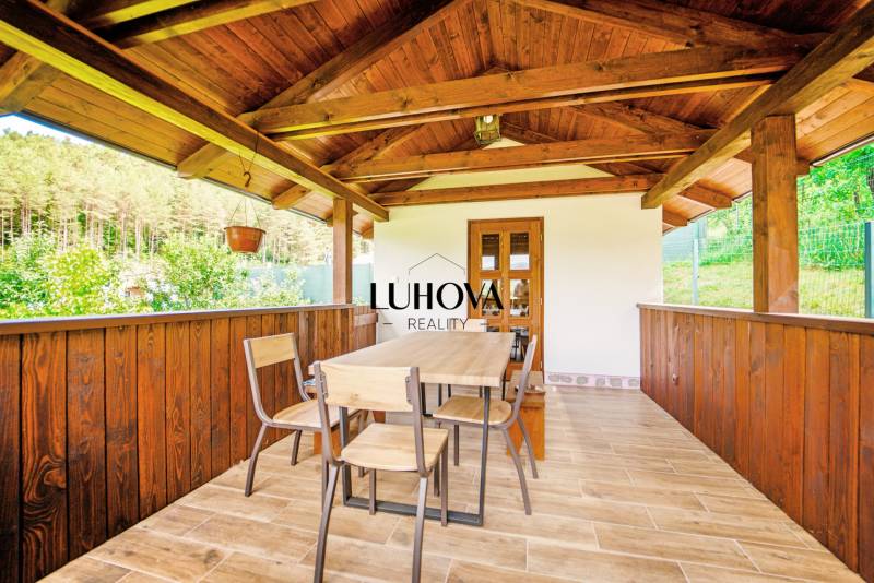 Fa terasz ülőhellyel, zölddel körülvéve, Lakóterületek - lakóhely Pružina, Pružina.