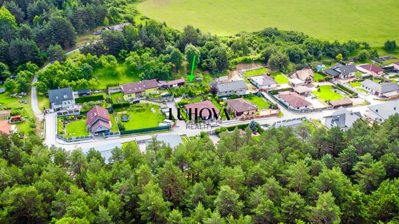 Családi házak madártávlatból, zölddel körülvéve Pružina községben, Pružina utcában, Lakóterületek.
