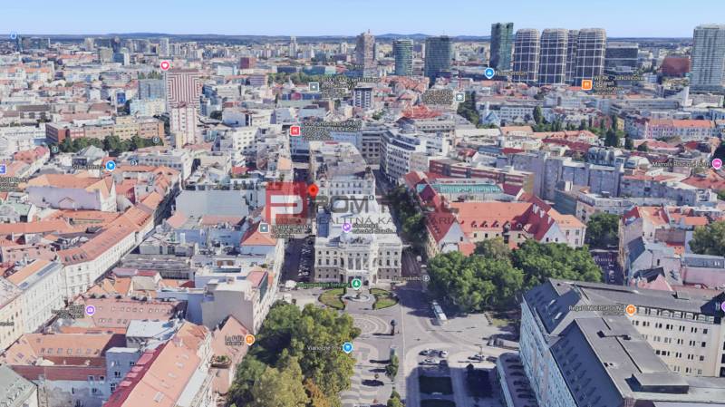 Légi felvétel Pozsony központjáról, a Gorkého utcáról épületekkel és zöldterülettel.