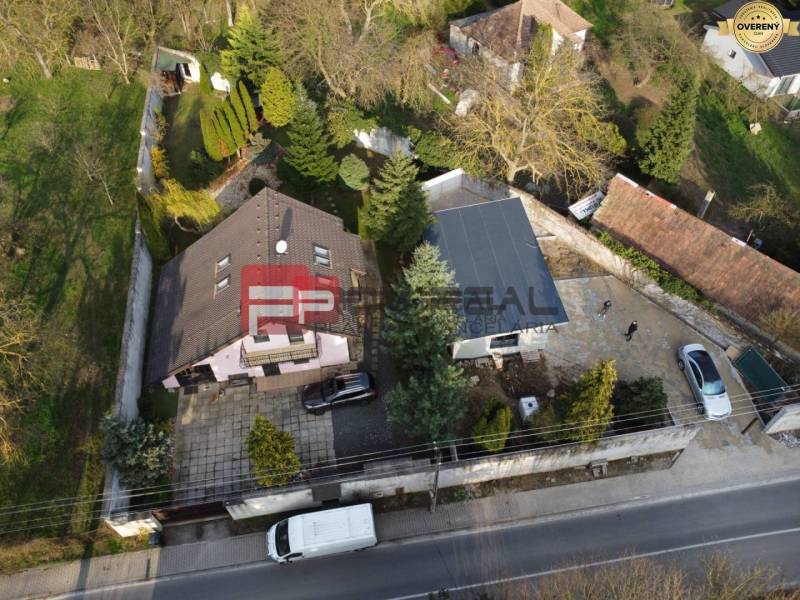 Családi ház Pílán kerttel, felhajtóval és parkolóval, zölddel körülvéve.