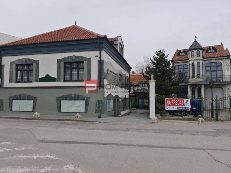 Az Ľ. Podjavorinská utcában található épület, amely eladó, történelmi stílusú építészettel.
