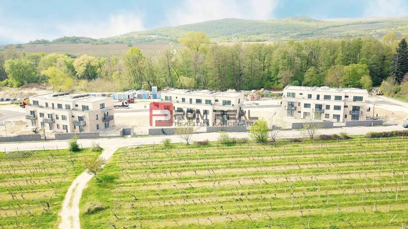 Pezinok, Pezinok: Új épületek építése kerttel és szőlőskerttel az erdő közelében.