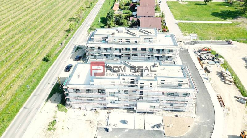 Építési projekt a Limbašská úton, Pezinokban, a szomszédos szőlőültetvények mellett.