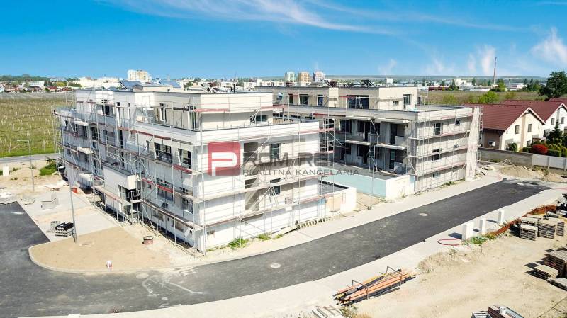 Lakókomplexum építése a pezinki Limbašská úton, amely 2 szobás lakást kínál.