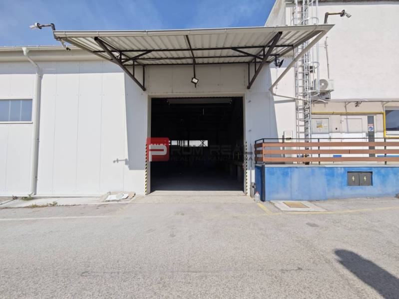 Belépés a raktárhelyiségekbe a Modra-i Šúrska utcában.