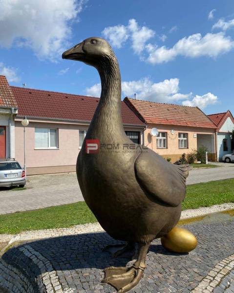 Aranytojást tojó liba szobra a Szlovák Grob utcában, a háttérben raktárak és csarnokok.