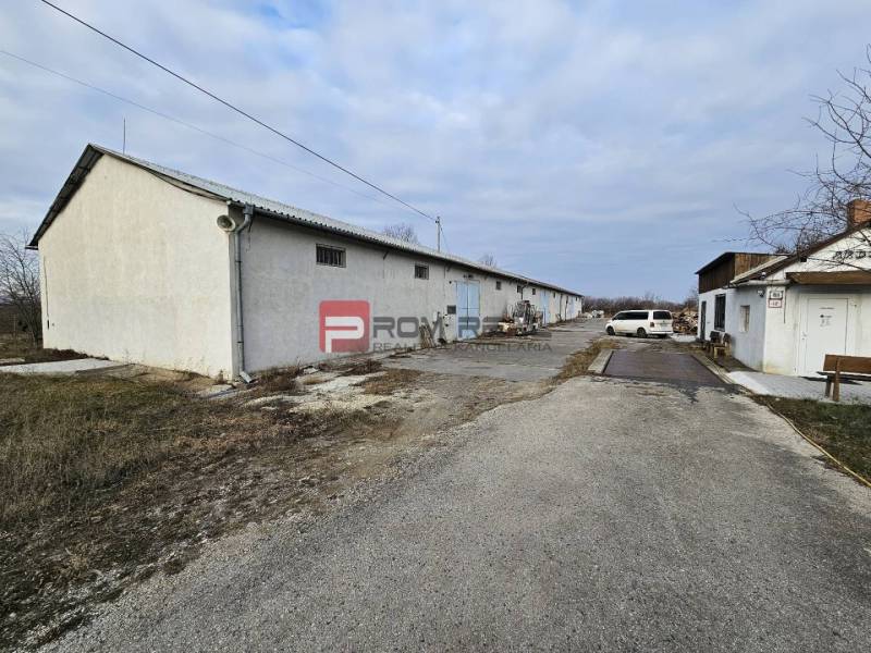 A Partizánska utcán raktárak és csarnokok láthatók az út mellett.