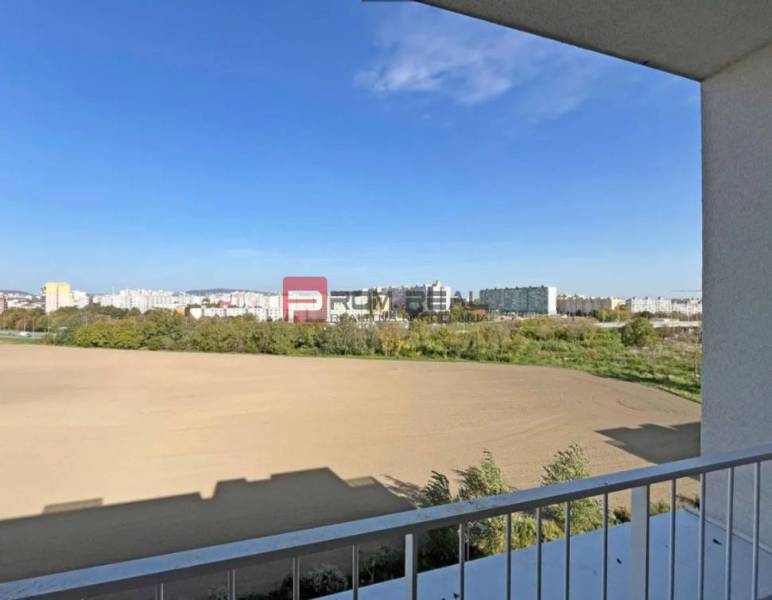 Kilátás egy kétszobás lakás erkélyéről a Pozsony V Labutya utcában a város panorámájával.