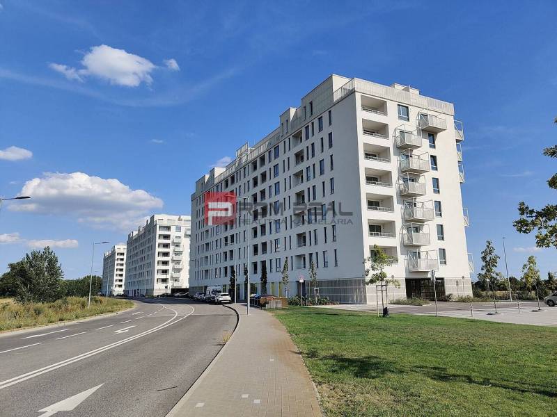 A Labutia utcai lakóház Pozsony V-ben, zöldövezet és út veszi körül.