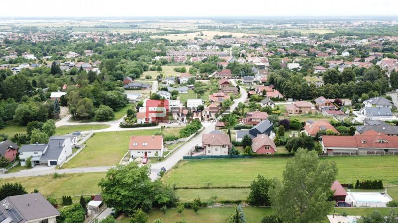 Légi felvétel a házakról és a zöldövezetről Marianka községben, a Na Tálkoch utcában. Lakóövezeti telkek.