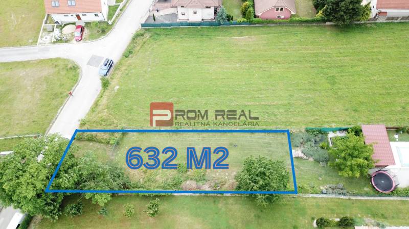Légi felvétel a 632 m²-es lakóövezeti telekről Mariankán, a Na Tálkoch utcában.