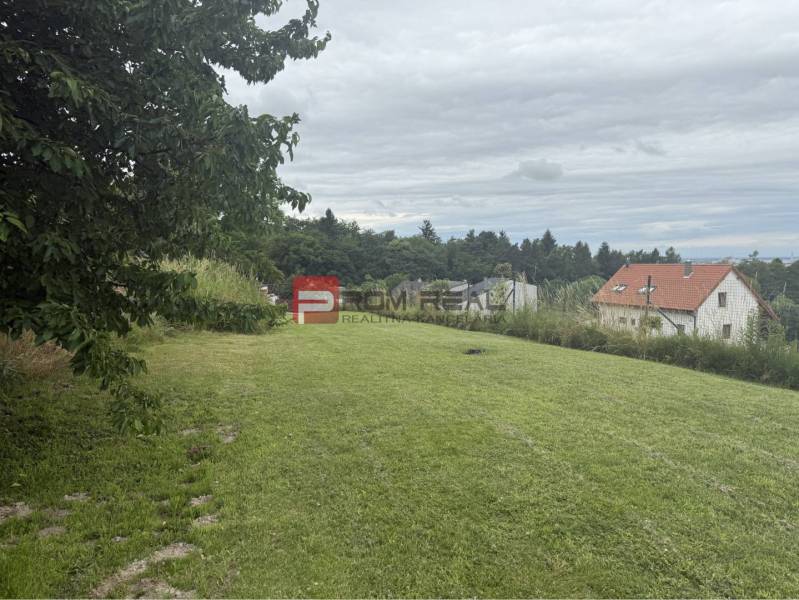 Lakótelek Mariankán, a Na Tálkoch utcában, kilátással a házakra.