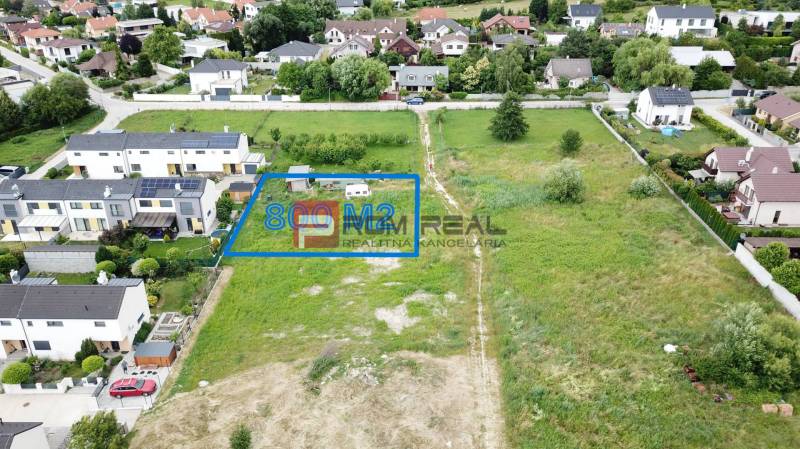 Telkek - lakóövezet Marianka településen, a Na Ovsisku utcában, 800 m²-es területtel, zöldövezet és házak által körülvéve.