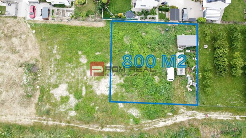 Építési telek Mariankán, a Na Ovsisku utcában, területe 800 m², füves terület.