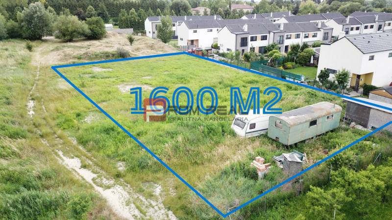 Lakóövezeti telkek Mariankán, a Na Ovsisku utcában, terület 1600 m², közel a házakhoz.