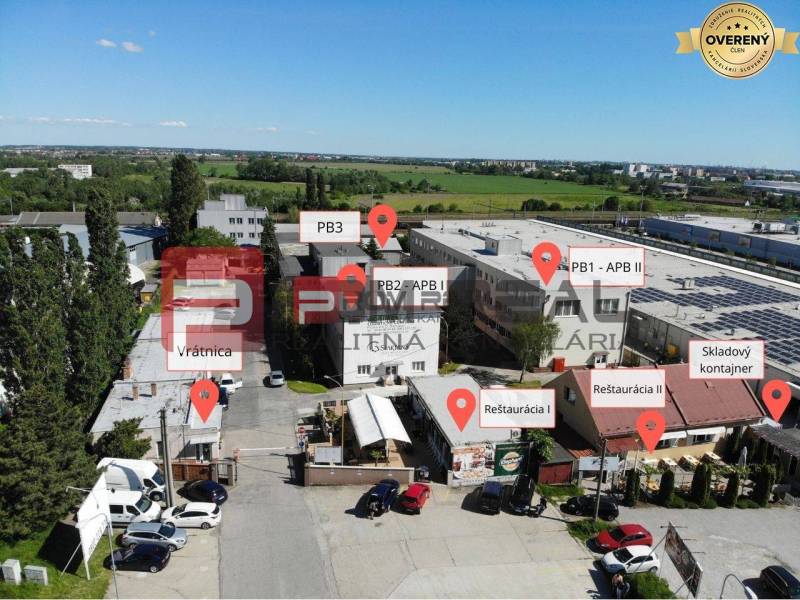 Raktárak és csarnokok területe a Pozsonyi III. kerületben, a Púchovská utcában, a hozzá tartozó infrastruktúrával.