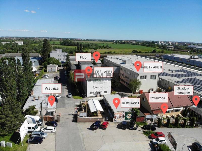 Raktárak és csarnokok területe a Pozsonyi III. kerületben, a Púchovská utcában, az objektumok jelölésével.