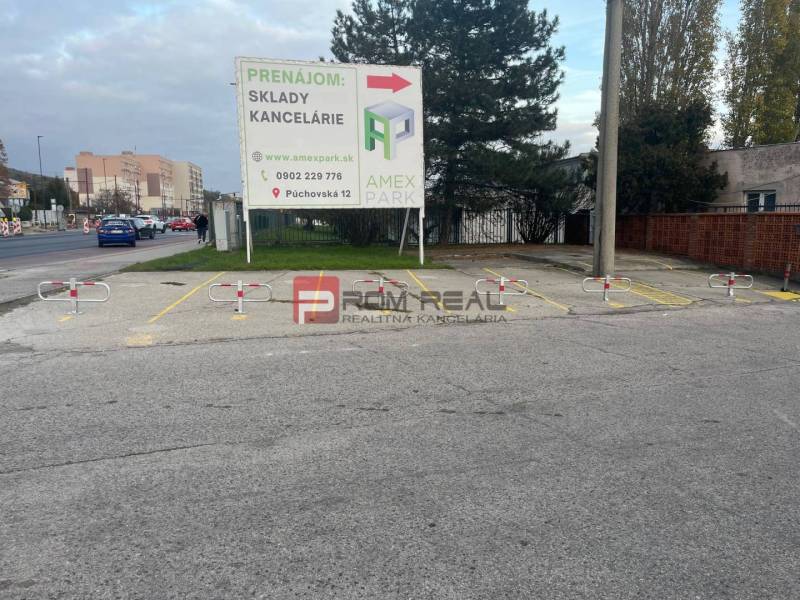 Parkolóhely irodák bérlésére vonatkozó hirdetéssel a Pozsonyi III. kerületben, a Púchovská utcában.