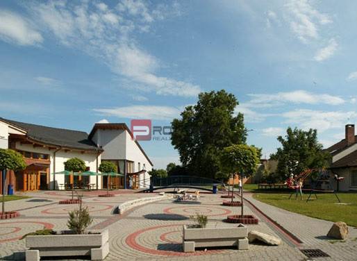 Udvar Rovinkében a Centrum utcában, a hozzá tartozó épületekkel és játszótérrel.