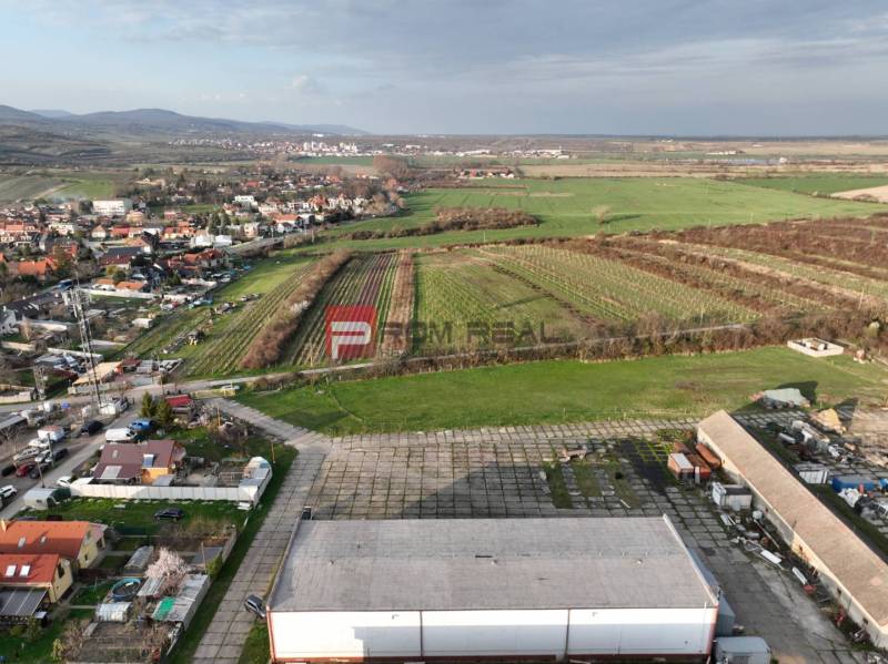 Légifelvétel Vinosadyról a Pezinskai utcáról, szőlőültetvényekkel és gyártóterületekkel körülvéve.