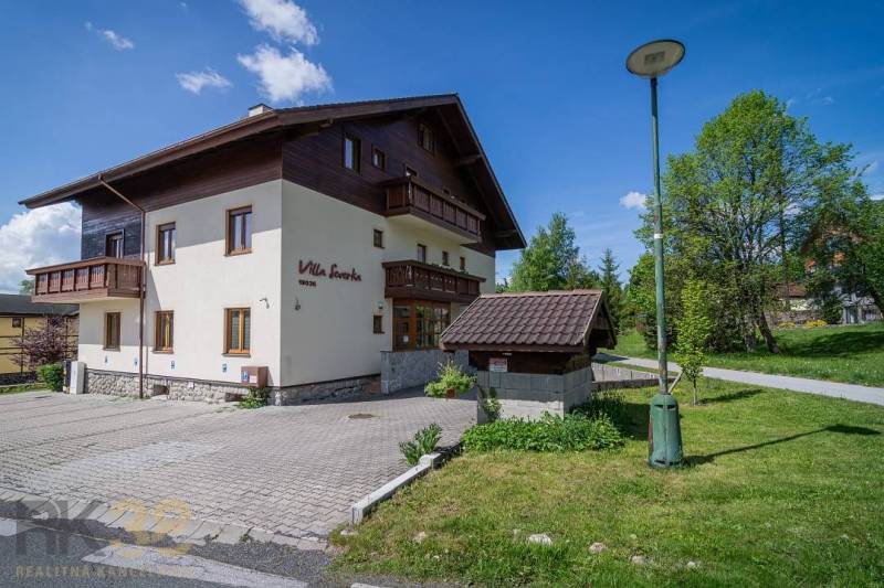 Rekreációs apartman a Magas-Tátrában parkolóval, gyepes területtel és napos időjárással.