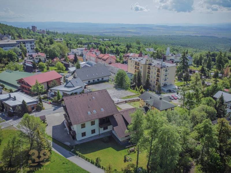 Légi felvétel a Magas-Tátrában található üdülőapartmanokról, amelyeket természet és zöldövezet vesz körül.