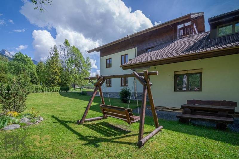 Kert fa hintával és paddal a Magas-Tátrai Rekreációs Apartmannál.