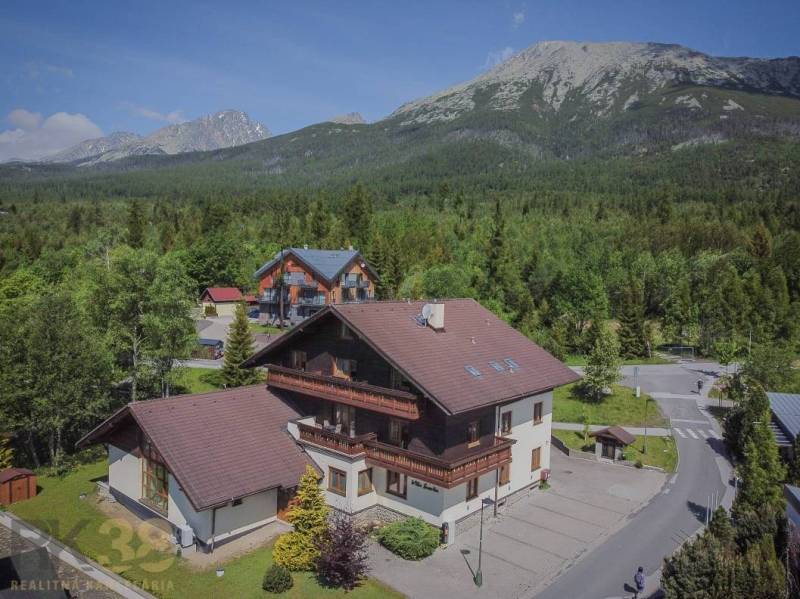 Rekreációs apartmanok a Magas-Tátrában, sűrű erdővel és fenséges hegyekkel körülvéve.