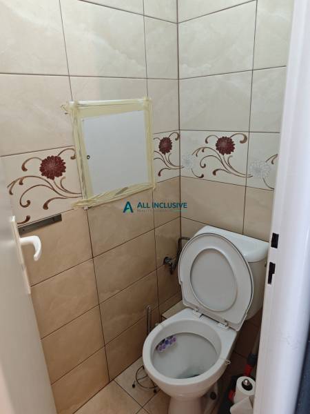 Csempe és virágmintás WC a kétszobás lakásban.