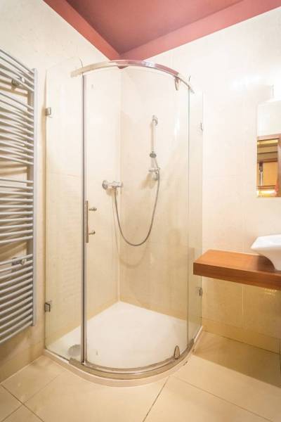Zuhanykabin és mosdó a nyaraló apartman fürdőszobájában.