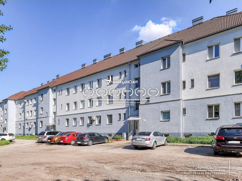A Staničná utcai lakóház Trnavában parkolási lehetőséget kínál egy 2 szobás lakáshoz.