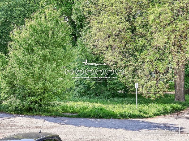 Zöldterület és parkoló a Trnava-i Staničná utcában, kilátás egy 2 szobás lakásból.