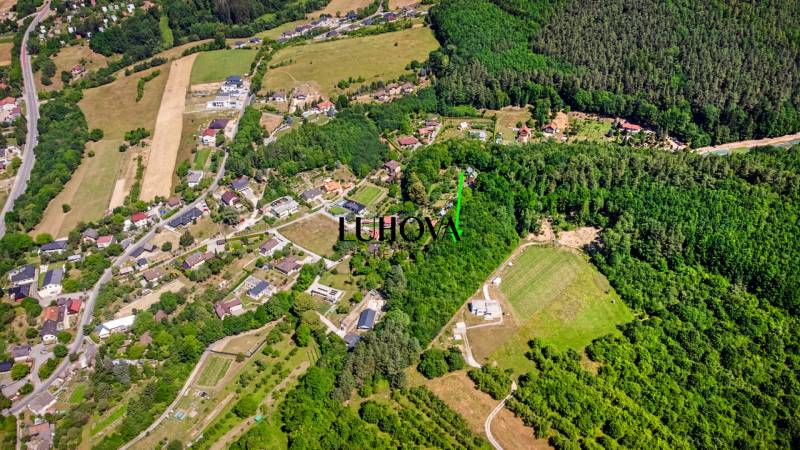 Légi felvétel az erdőkkel és házakkal körülvett rekreációs területekről Púchovban, Vieska-Bezdedov.