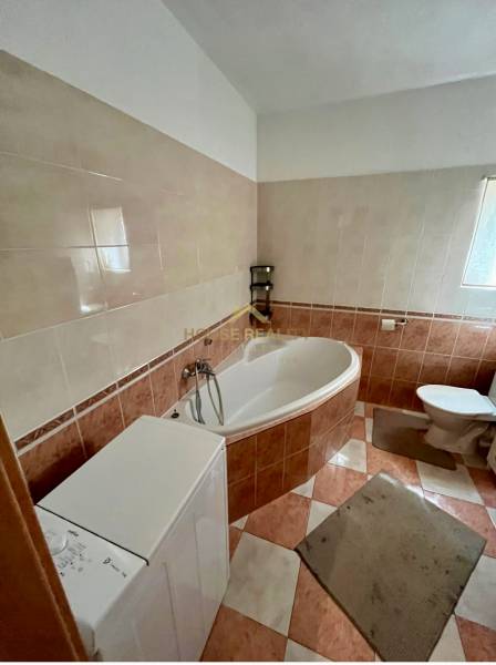 2 szobás lakás fürdőszobája káddal, mosógéppel és WC-vel.
