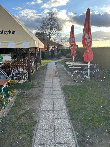 Járda a vendéglátóhelyek mellett kerékpárokkal és napernyőkkel, Dévényújfalu, Dévényi-tó.