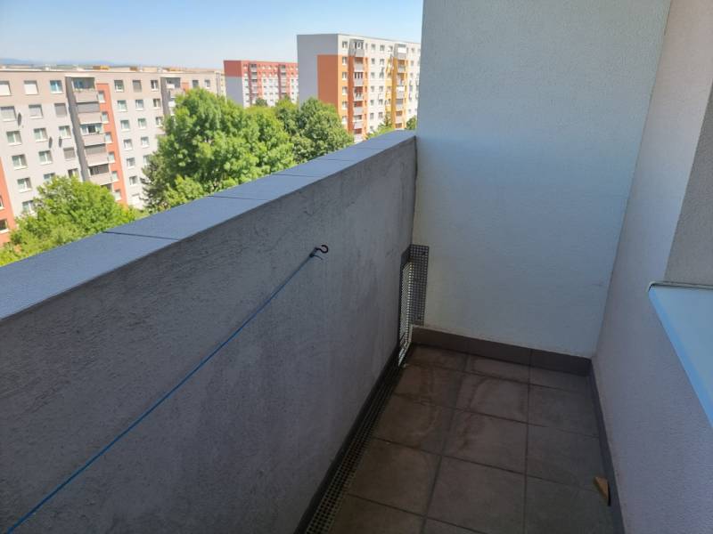 Erkély kilátással a Petzwal utcai panelházakra Nyitrán, egy 2 szobás lakásnál.