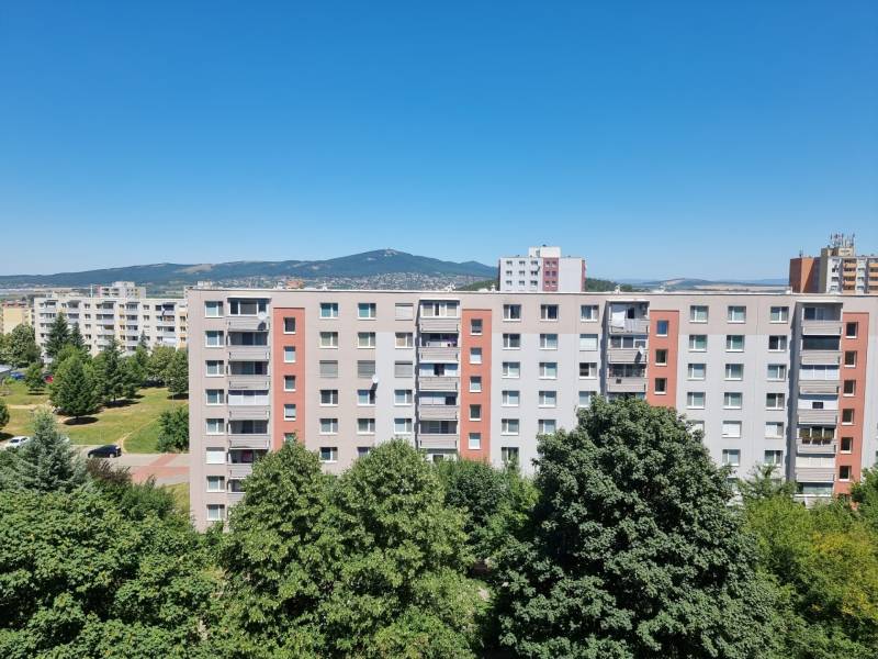 Kilátás a nyitrai Petzwalova utcai lakóházakra, kilátással a környező természetre.