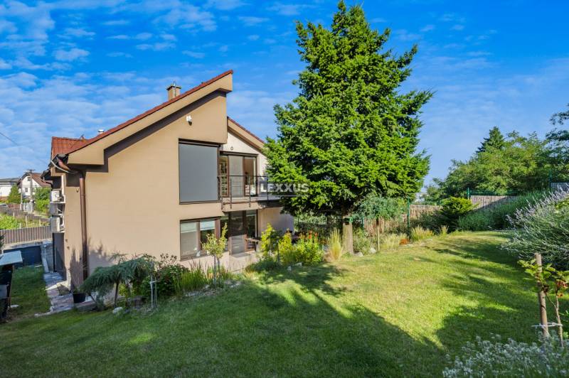 Családi ház Zvončeková utcában, Pozsony-Rača, kerttel és fákkal.