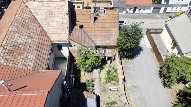 Családi ház Rimaszombatban, udvarral és cseréppel borított tetővel.