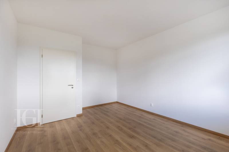 Üres szoba fehér falakkal és fa padlóval, 3 szobás lakás számára alkalmas.