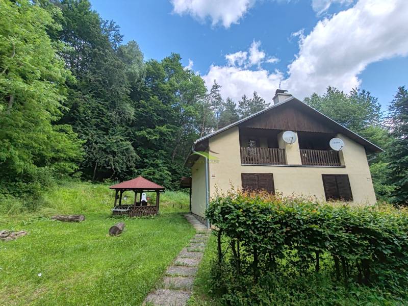 Ház a Kvakovce-i Dobra utcában, zöldövezetben, közel az erdőhöz és a pavilonhoz.