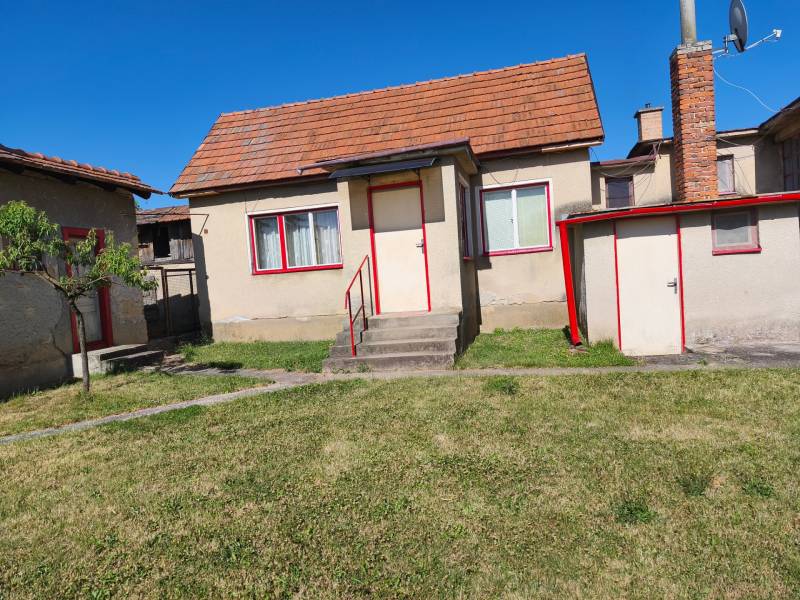Családi ház Obsolovce-ban, Horné Obdokovce-ben ferde tetővel és előkerttel.